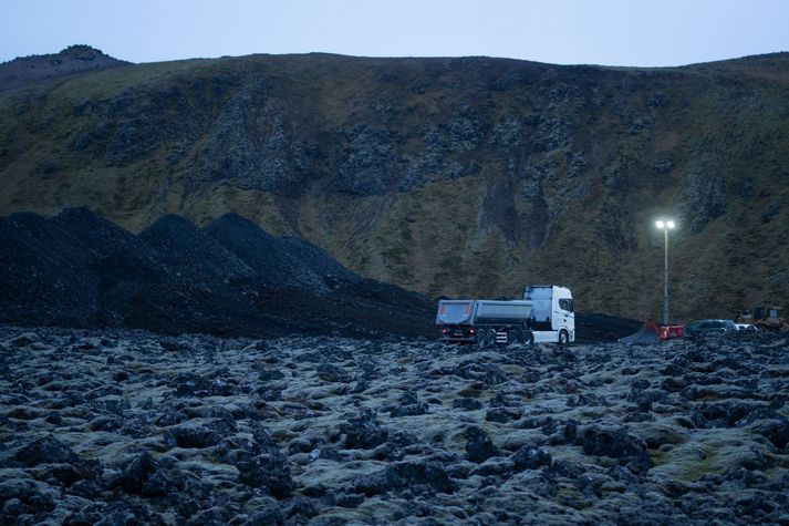 Unnið að varnargörðum við Svartsengi. Kvikusöfnun heldur áfram með svipuðum hætti og áður og má búast við að til tíðinda dragi á ný eftir nokkrar vikur.