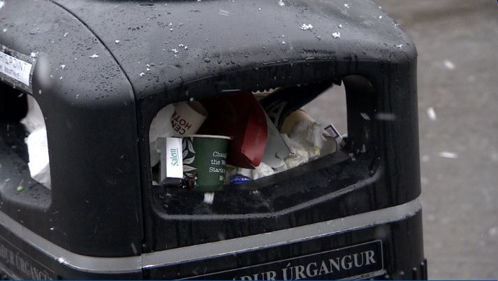 Rusl á víð og dreif tók á móti gestum miðborgarinnar í dag. Allar ruslatunnur voru fullar og leifar næturlífsins fyrir allra augum.