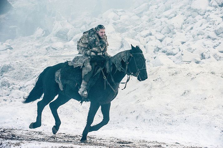 Kit Harrington í hlutverki Jon Snow í Game of Thrones. Tökur á sjöundu seríu fóru meðal annars fram hér á landi, þar á meðal í og við Stakkholtsgjá í Þórsmörk.