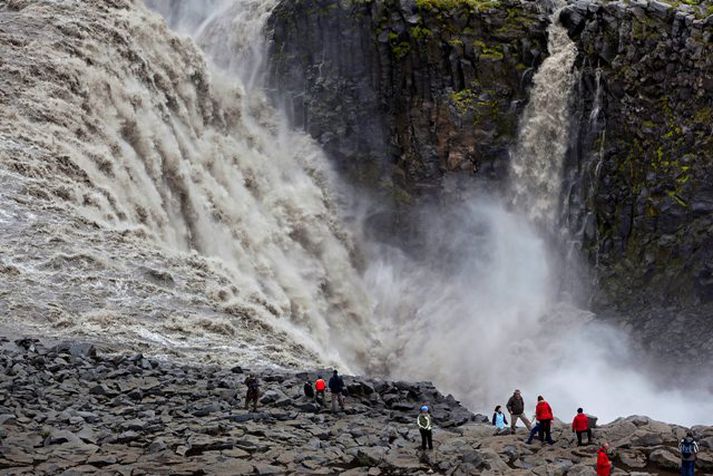 Dettifoss. Ridley Scott, Charlize Theron, Michael Fassbender og Noomi Rapace eru meðal þeirra kvikmyndastjarna sem dvalið hafa hér á landi í tengslum við tökur á geimverumyndinni við rætur Heklu og Dettifoss.