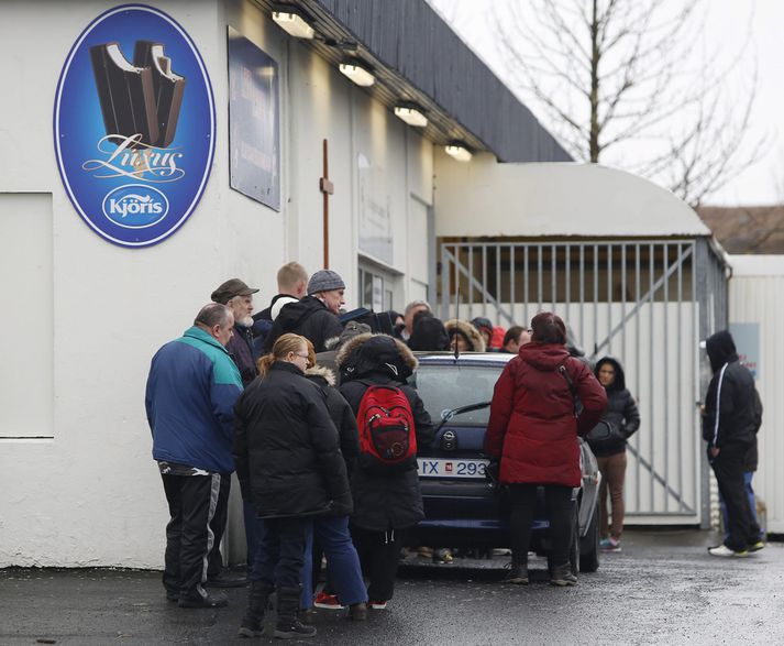 Löng röð myndaðist fyrir utan húsnæði Fjölskylduhjálpar í Breiðholti í dag.