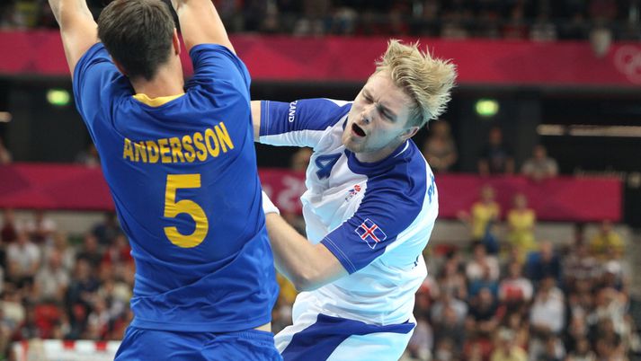 Aron gegn fyrrum liðsfélaga sínum hjá Kiel, Kim Andersson.