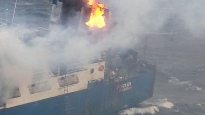 Skipið er stórskemmt ef ekki ónýtt.