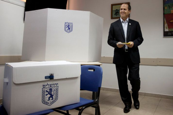 Nir Barkat borgarstjóri á kjörstað.