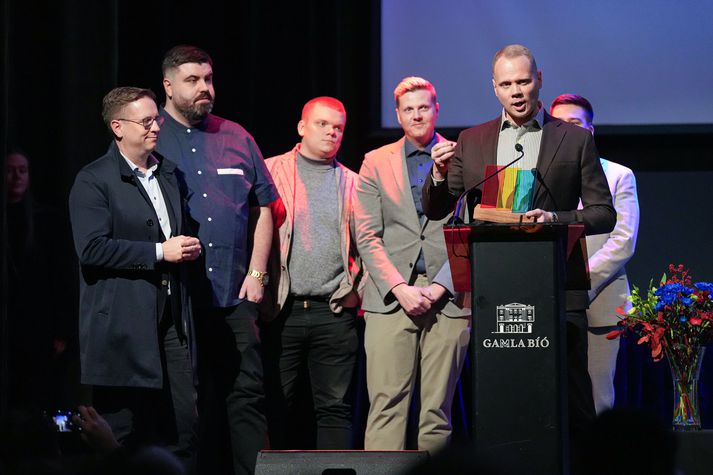 Stefán Árni Pálsson, stjórnandi Körfuboltakvölds, tók við verðlaununum fyrir sjónvarpsviðburð ársins 2023. Frá vinstri: Eiríkur Stefán Ásgeirsson, forstöðumaður íþróttadeildar. Egill Birgisson, Samúel Ari Halldórsson, Stefán Snær Geirmundsson og fyrir aftan Stefán Árna má sjá glitta í Garðar Örn Arnarson gæðastjóra.