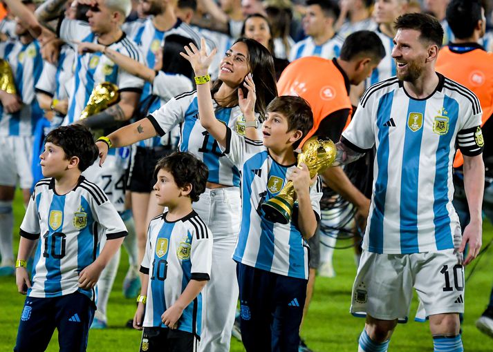 Thiago Messi heldur á heomsbikarnum þegar Lionel Messi gengur um með konu sinni Antonella Roccuzzo og börnunum Thiago Messi, Mateo Messi og Ciro Messi.