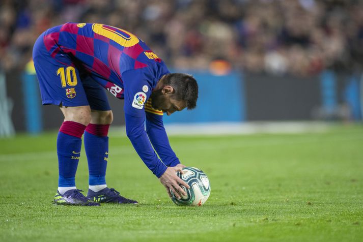 Lionel Messi stillir boltanum upp fyrir eina af aukaspyrnum sínum á leiktíðinni.