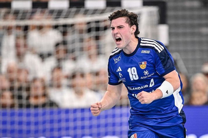 Orri Freyr Þorkelsson fagnar hér í sigrinum gegn Þýskalandi í vináttulandsleik fyrr í þessum mánuði. Nafn Samherja bætist nú á landsliðsbúning Íslands. 