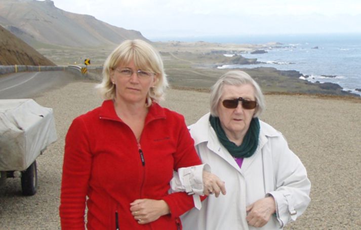 Guðbjörg Stefánsdóttir ásamt móður sinni á leið frá Djúpavogi til Hafnar í dag.