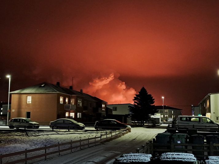 Eldgos hófst á ellefta tímanum í kvöld. Myndin er tekin af Faxabraut í Reykjanesbæ.