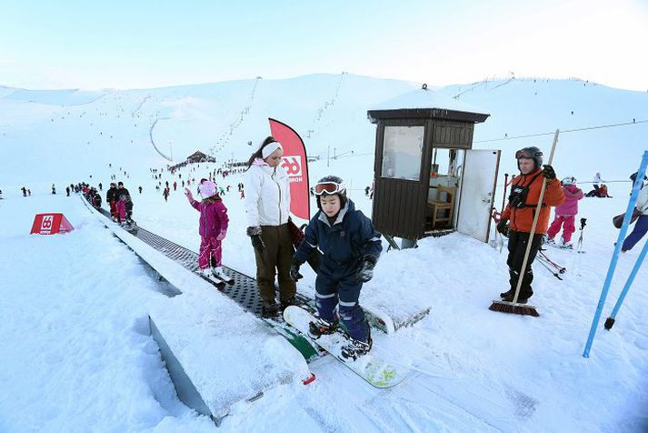 Rúmlega fimm þúsund manns nutu lífsins við frábærar aðstæður í Bláfjöllum í gær. Fréttablaðið/Daníel