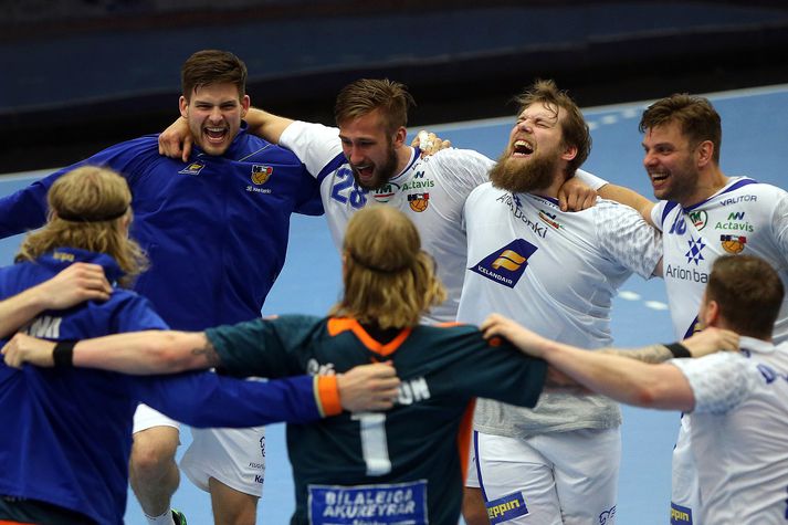 Íslensku strákarnir fagna eftir leik.