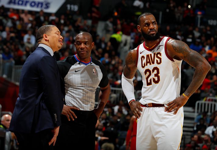 Tyronn Lue og LeBron James ræða saman við dómara.