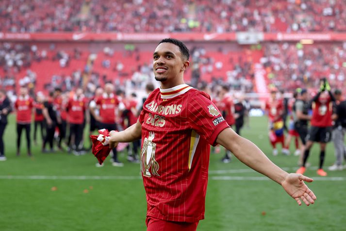 Trent Alexander-Arnold fagnar hér Englandsmeistaratitli Liverpool ásamt hörðustu stuðningsmönnunum í Kop stúkunni.