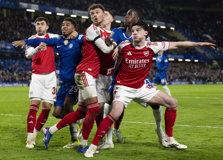 Leikmenn Arsenal og Chelsea berjast hér um stöðu í hornspyrnu.