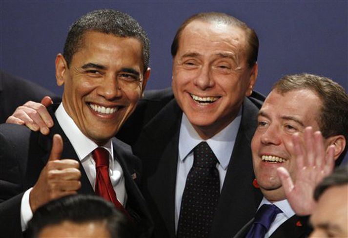 Silivo Berlusconi forsætisráðherra Ítalíu og Dmitry Medvedev forseti Rússlands, vildu fá mynd af sér með Obama.
