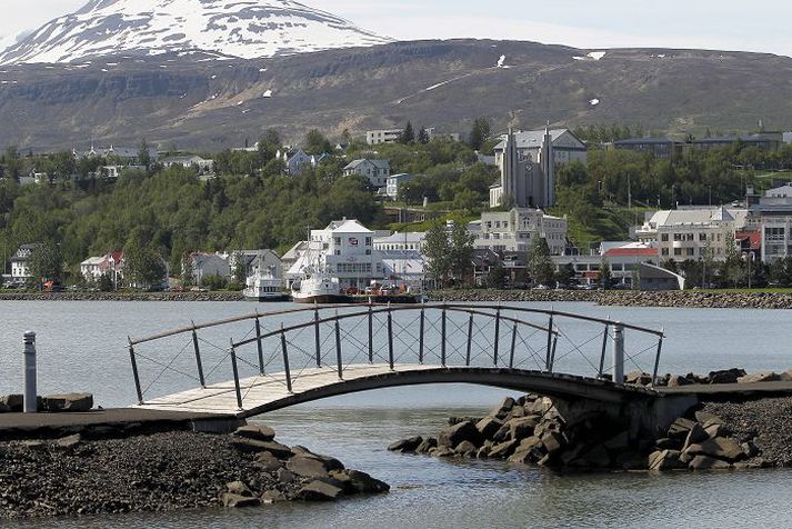 Heilbrigðiseftirlitið biður fólk að forðast sjóböð og busl í Pollinum að sinni. 