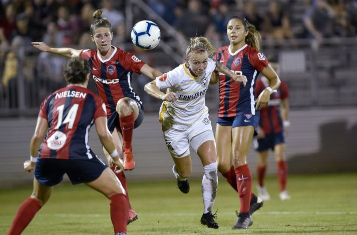 Gunnhildur Yrsa Jónsdóttir með augun á boltanum í leik með Utah Royals.