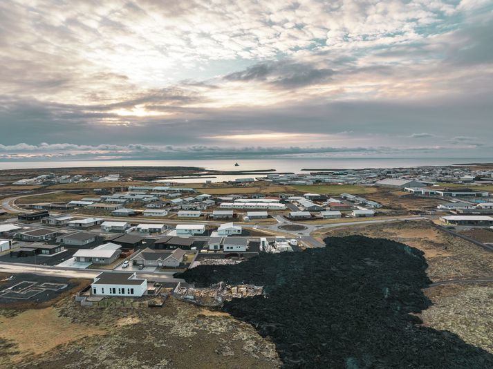 Rafmagn fór af Grindavík kl. 03:30 í nótt, þegar stofnstrengur sem liggur undir hrauni í kjölfar eldgossins um síðustu helgi gaf sig. 