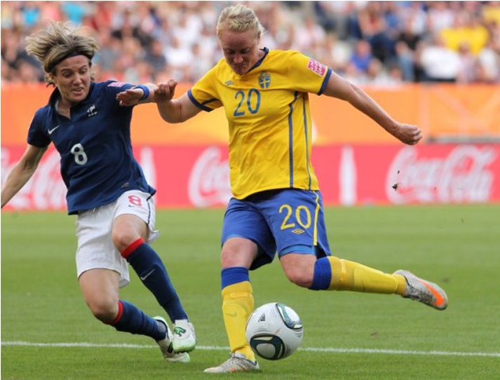 Marie Hammarström skorar hér annað mark Svía í leiknum.
