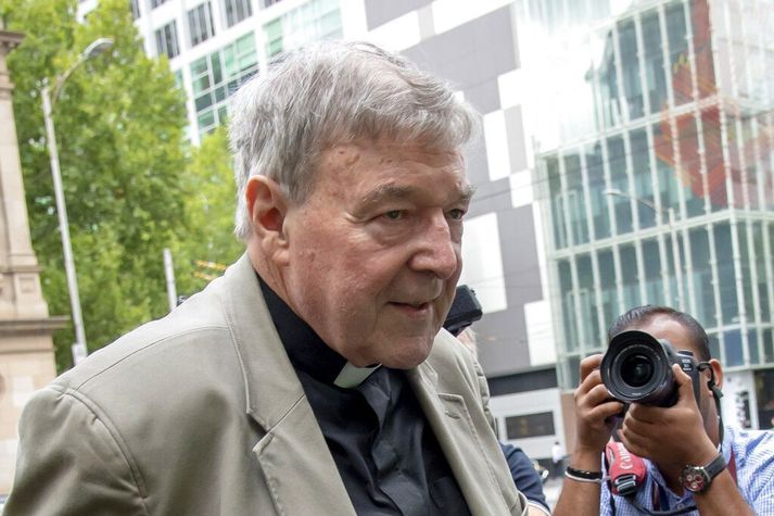 George Pell fyrir utan dómshús í Melbourne fyrr á árinu.