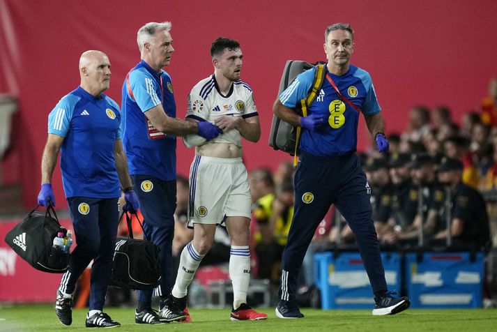Robertson yfirgefur grasið á Hampden Park með höndina í fatla. Hann fór úr axlarlið og þarf að fara undir hnífinn.