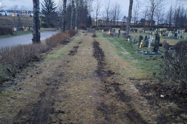 Dæmi um skemmdir í Gufuneskirkjugarði. 