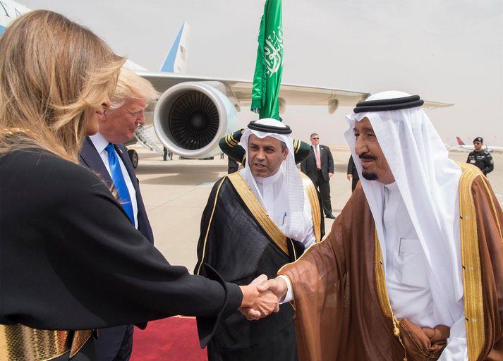 Salman bin Abdulaziz Al Saud, konungur Sádí-Arabíu, tekur á móti Donald og Melaniu Trump.