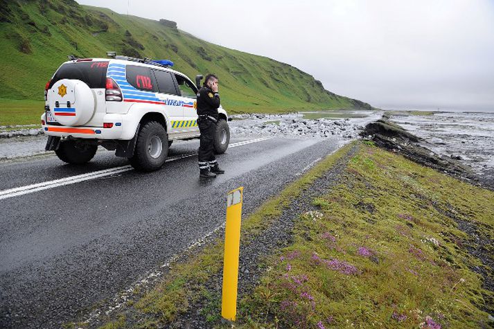 Þjóðveginum hefur verið lokað.