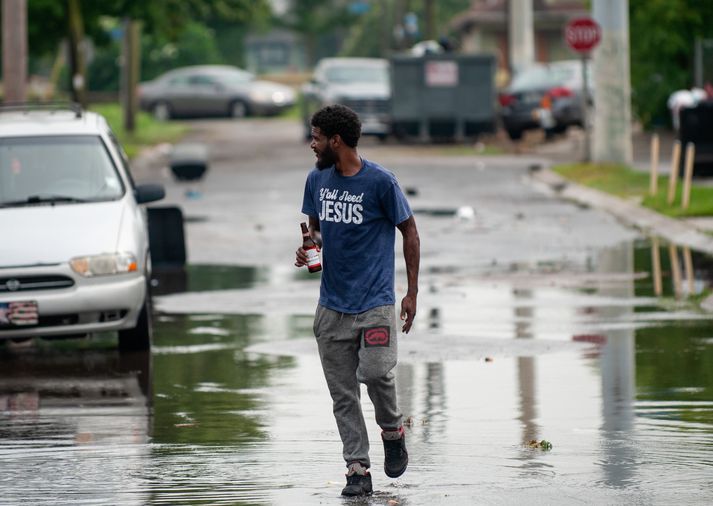 Þegar er vatn tekið að flæða hressilega um götur New Orleans en búist er við mun meiri flóðum á næstu dögum.