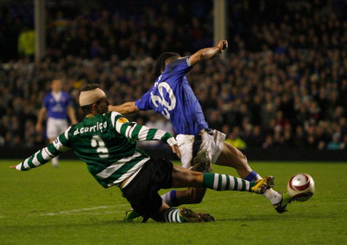 Steven Pienaar skorar fyrsta mark leiksins á Goodison-Park leikvanginum í kvöld.
