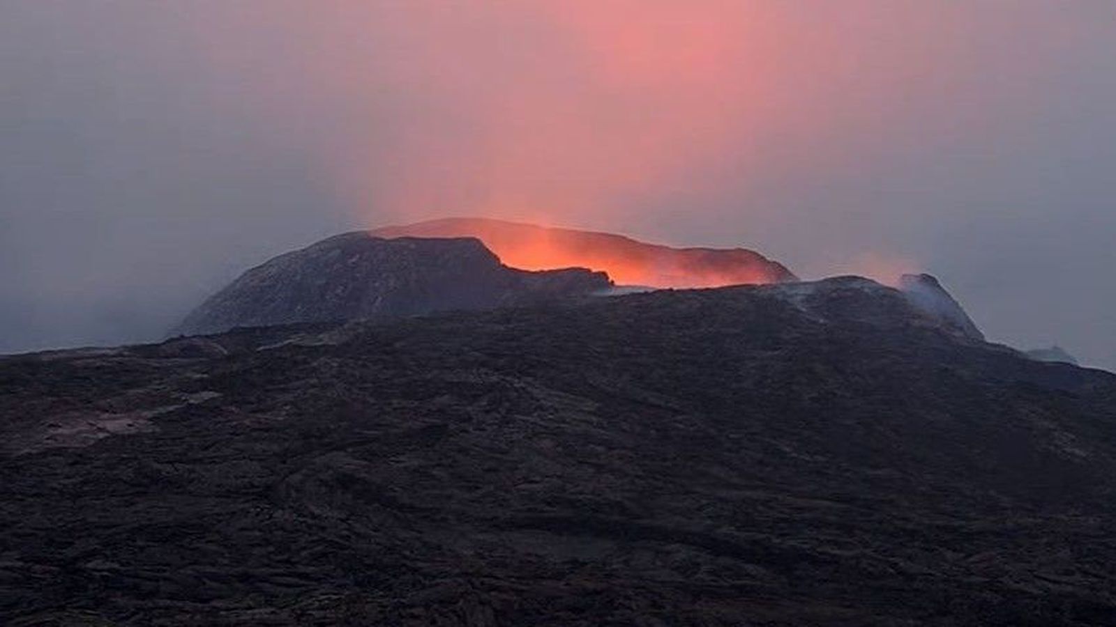 Rauður bjarmi sést á ný í gígnum eftir tveggja sólarhringa goshlé - Vísir