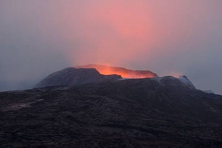 Eldbjarminn í gígnum um klukkan hálfeitt eftir miðnætti, eins og hann birtist á vefmyndavél Vísis.