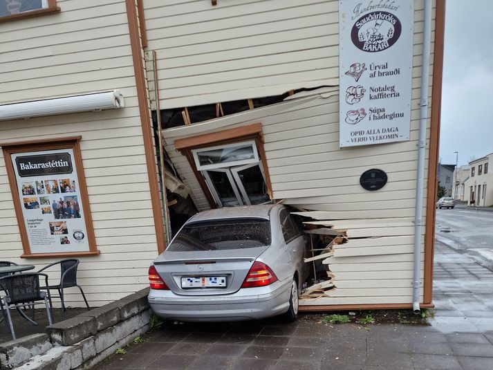 Bílnum var ekið í gegnum vegg sem snýr út að útisvæði. Starfsmenn bakarísins selja kaffi út um gluggann á veggnum þegar þannig viðrar.