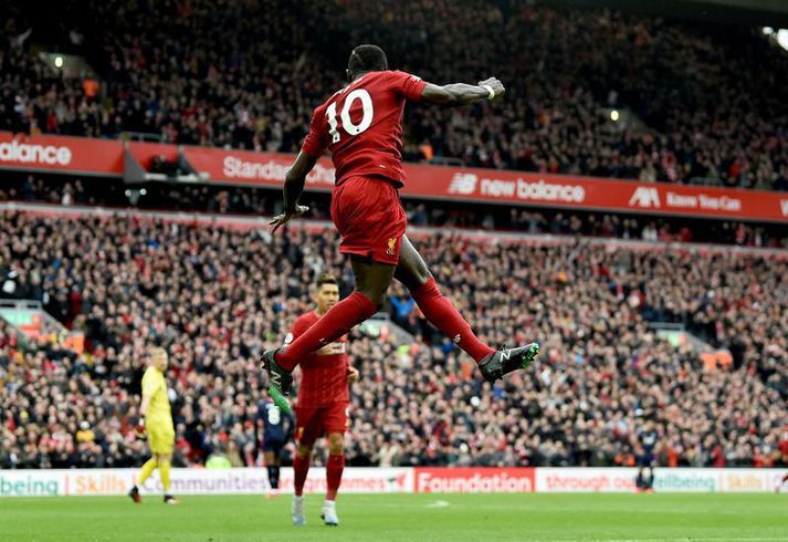 Sadio Mane fagnar marki með Liverpool en peningapressan eykur líkurnar á því að Liverpool geti klárað tímabilið og tryggt sér enska titilinn í fyrsta sinn í 30 ár.