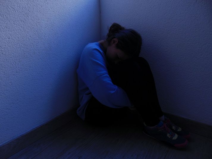 Konan lýsir kynferðislegu, líkamlegu og andlegu ofbeldi af hálfu mannsins í vel á annað ár.Myndin er sviðsett.