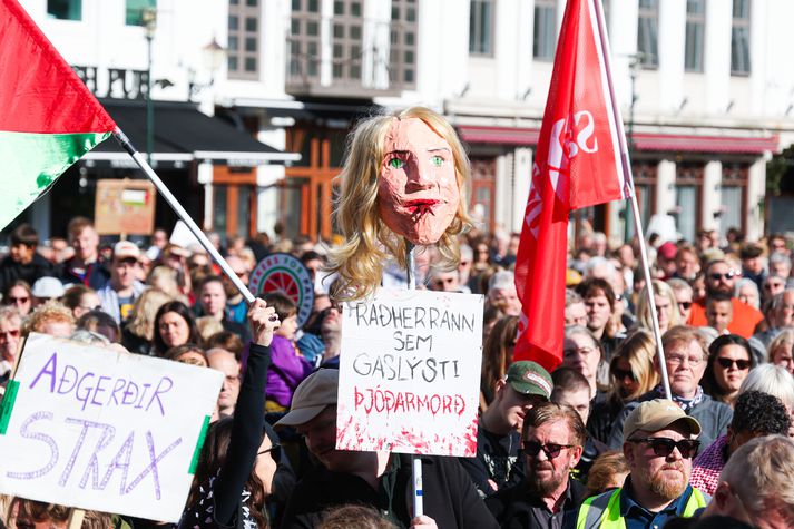 Einn mótmælandi bjó til eftirlíkingu af höfði Þorgerði Katrínar Gunnarsdóttur utanríkisráðherra.
