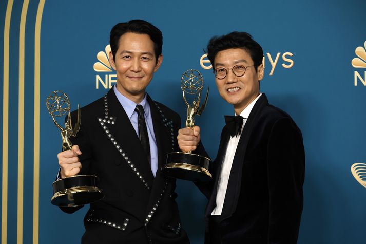 Lee Jung-jae og Hwang Dong-hyuk fengu báðir Emmy-verðlaun í gær fyrir þættina Squid Game.