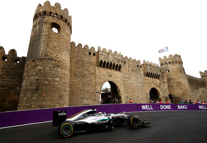 Lewis Hamilton í glæsilegu umhverfi í Bakú.
