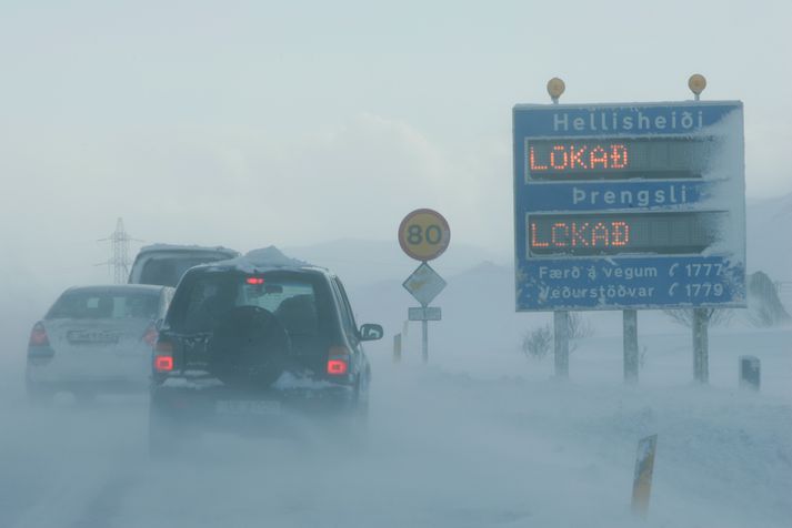 Margir ökumenn lentu í vandræðum á veginum um Sandskeið vegna ófærðar. 