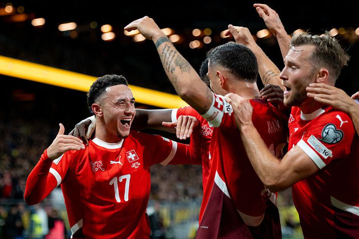 Svislendingar fagna fyrra marki sínu gegn Svíum í kvöld.