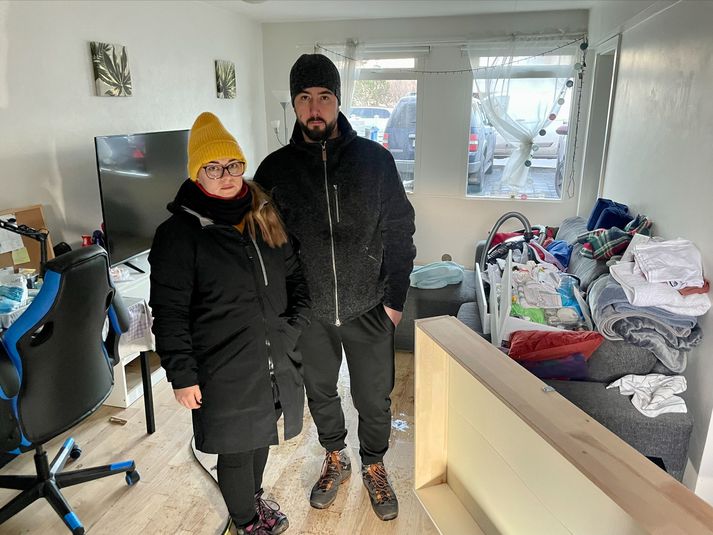 Ewa og Lukasz leita nú að húsnæði eftir vatnslekann.