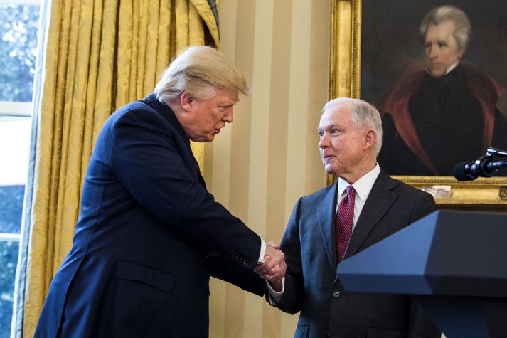 Donald Trump ásamt dómsmálaráðherra sínum, Jeff Sessions.