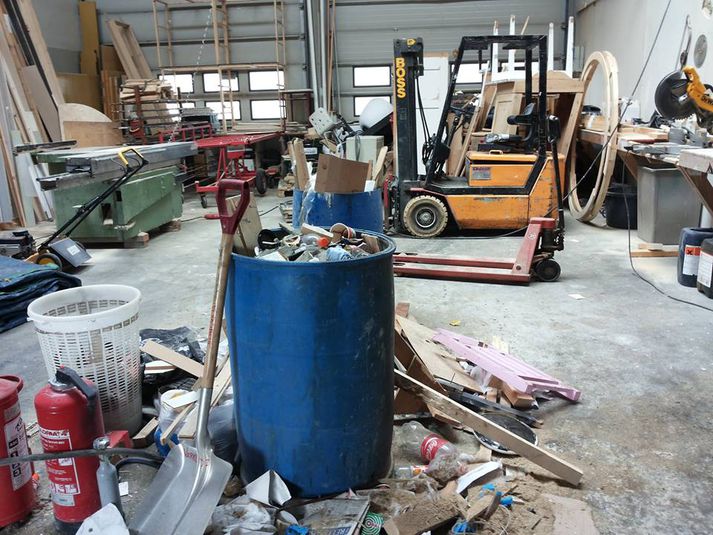 Drengirnir skemmdu verkfæri, efni og fleira á verkstæðinu.