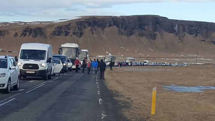 Loka þurfti Suðurlandsvegi í báðar áttir í gær vegna rannsóknar á vettvangi og mynduðust langar bílaraðir vegna þess.