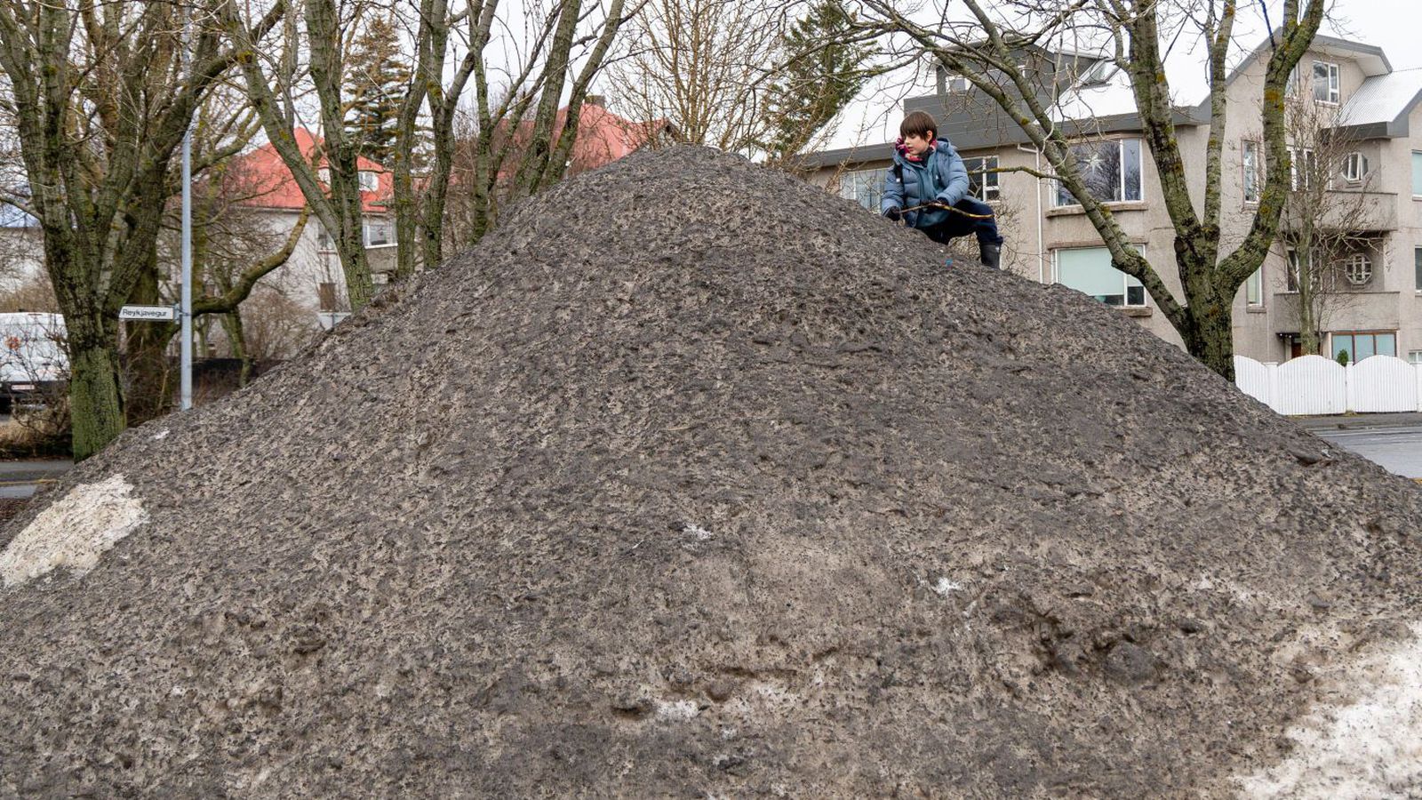 Víða lítils­háttar rigning eða snjó­koma
