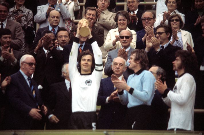 Franz Beckenbauer lyftir heimsmeistarastyttunni eftir að Vestur-Þjóðverjar unnu Hollendinga í úrslitaleik HM á heimavelli 1974.