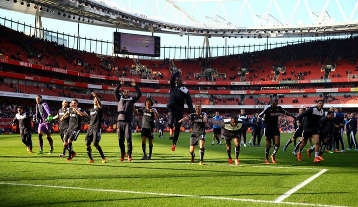 Leikmenn Watford fagna hér sigrinum á Arsenal í gær.