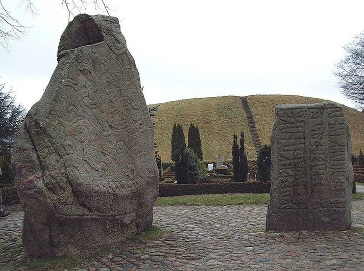 Jalangurssteinarnir Á öðrum steininum segir að Haraldur blátönn hafi kristnað Dani. wikipedia/Casiopeia
