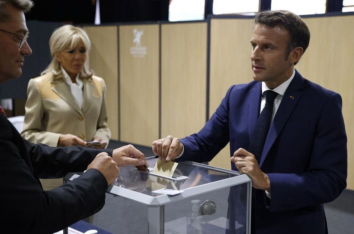 Emmanuel Macron og Brigitte Macron á kjörstað í morgun.